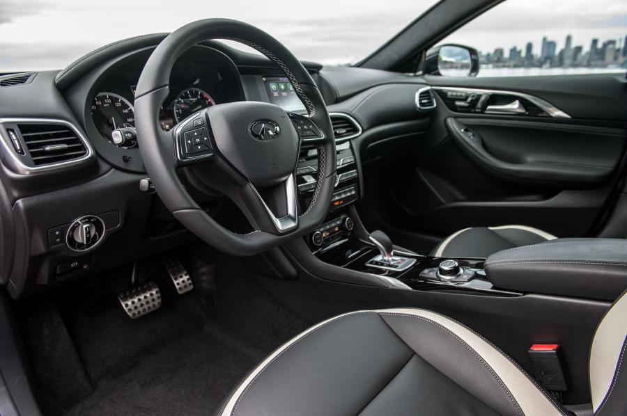 Интерьер Infiniti QX30S 2.0t 2016 года  (US) (фото 9 из 20)